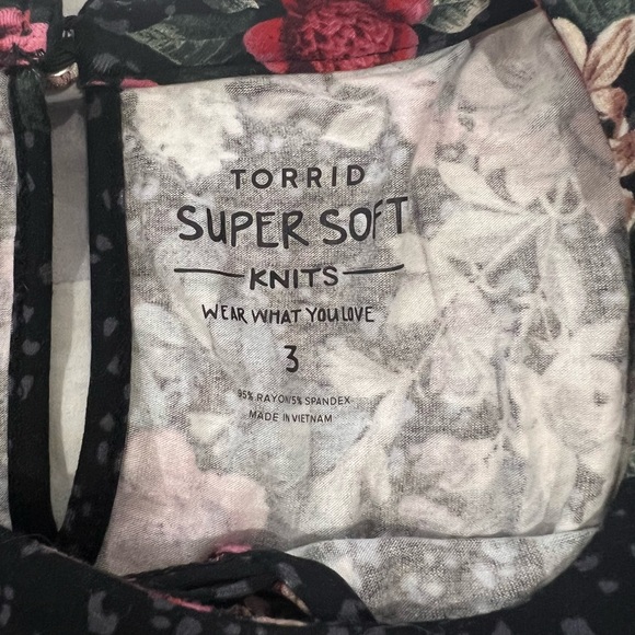 Soft knit, crisscross high/low tunic - Picture 3 of 3